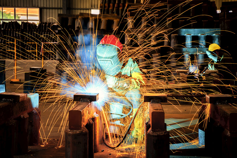 焊花飞溅铸匠心