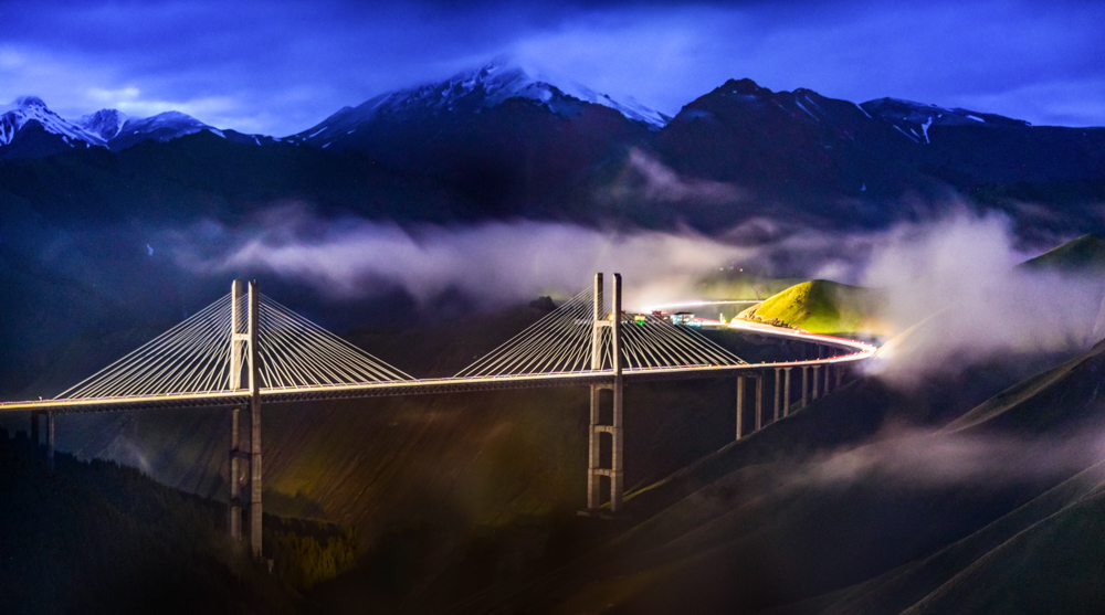 《果子沟大桥夜景》