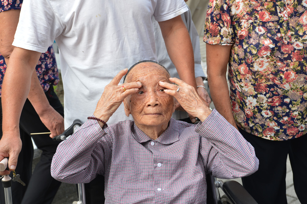 百岁老人义诊现场喜相逢