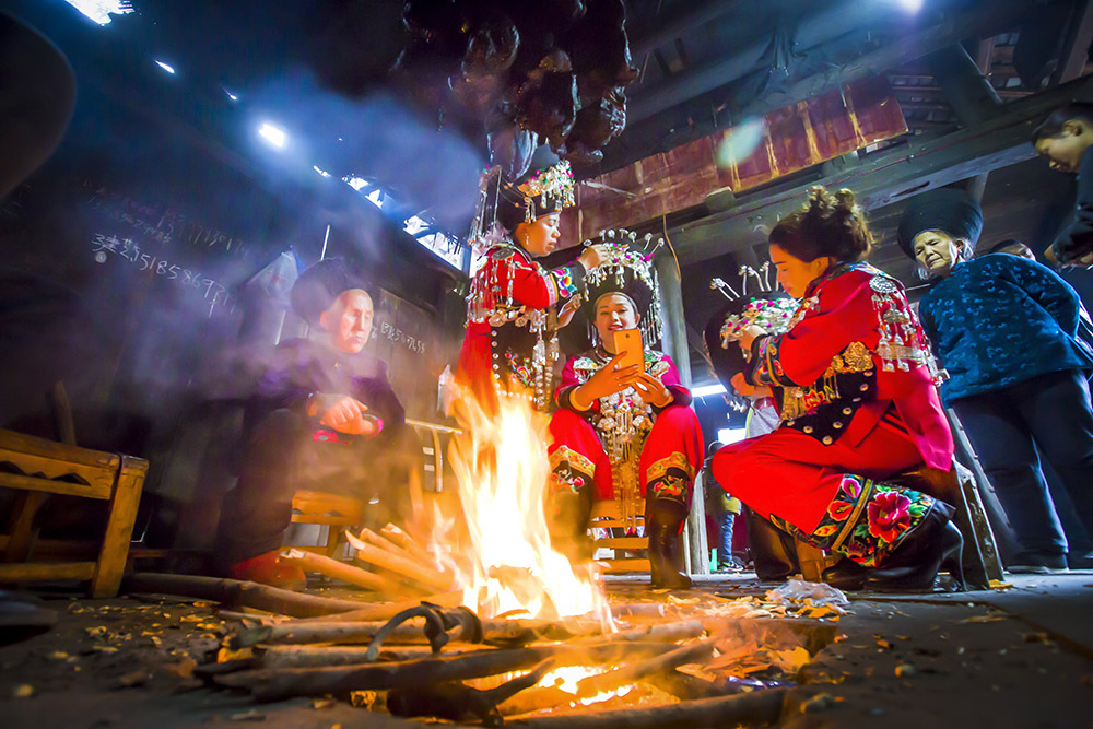 3苗家火塘印照着苗家人嫁女的喜悦.