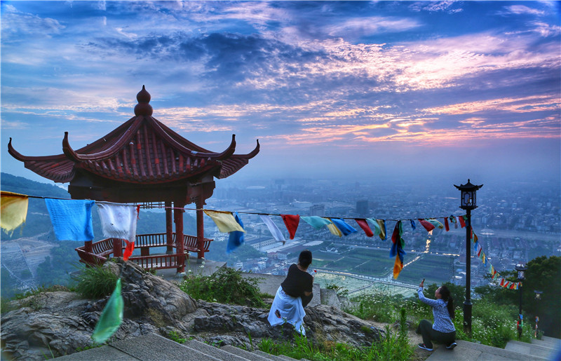 《日出印象》2019年拍摄于浙江萧山瓜沥,日出时候一对游客在航坞山