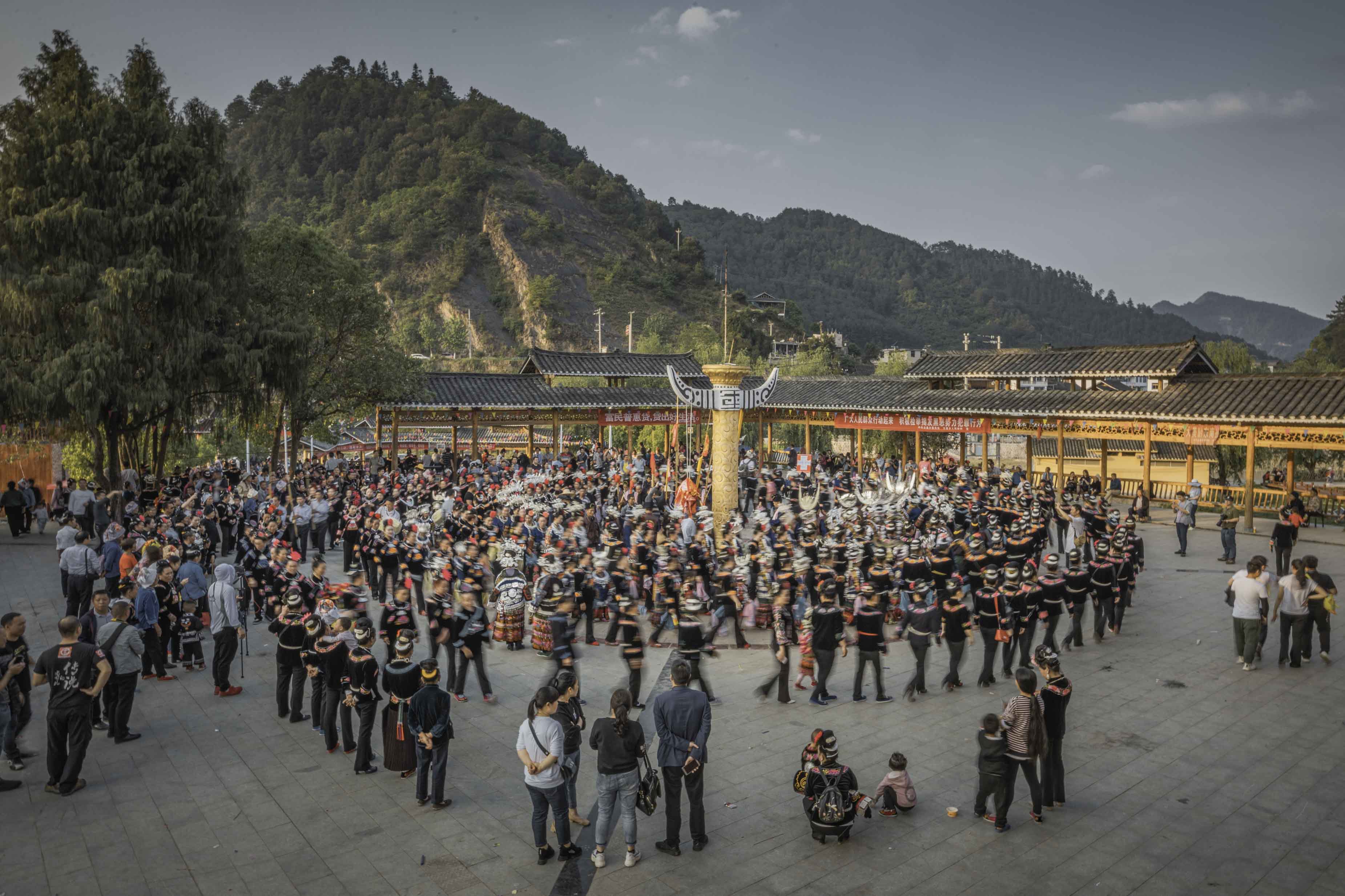阳芳村百人踩鼓盛况