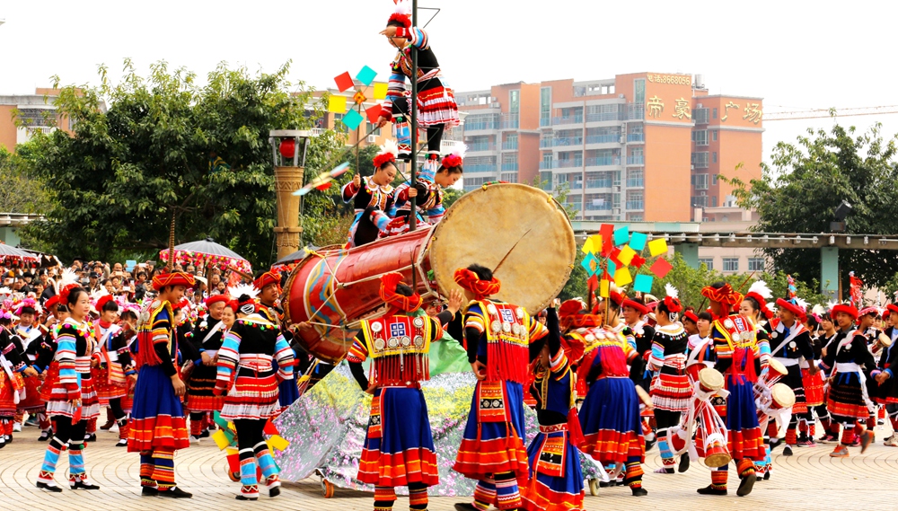 《庆丰年》摄于广东省连南县,瑶族人民隆重而热闹地庆祝又一个丰收年.