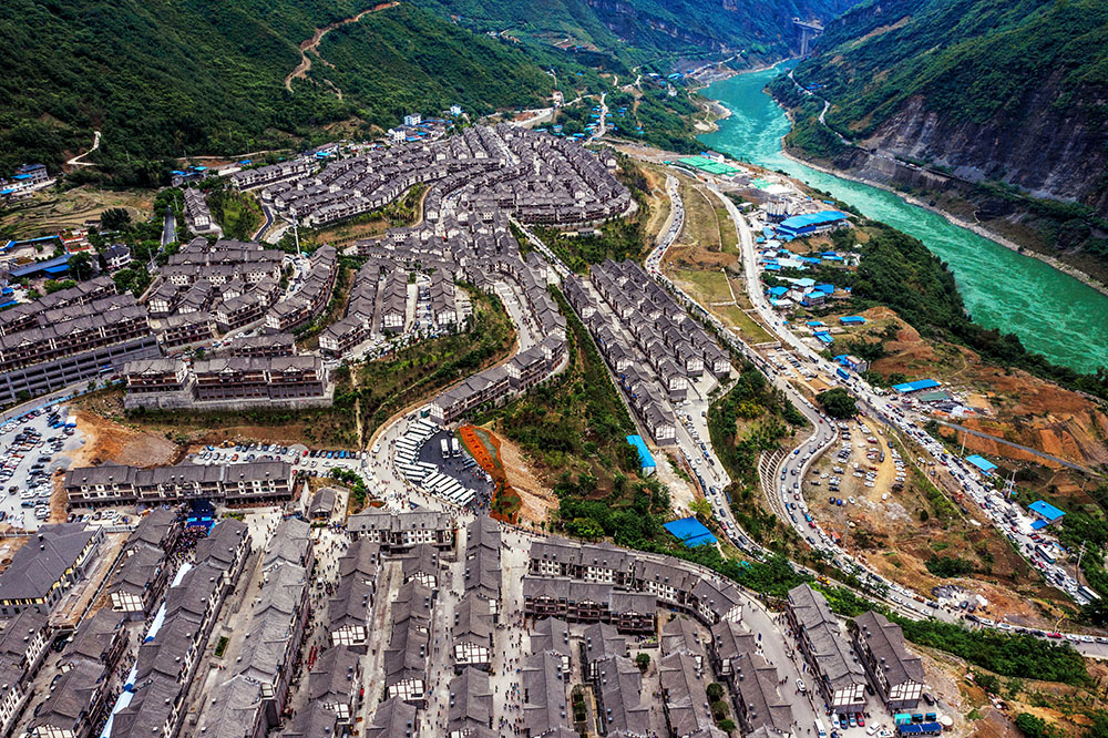 边上新民居》19年4月30日拍摄于重庆武隆区,这是整体搬迁的羊角镇一角