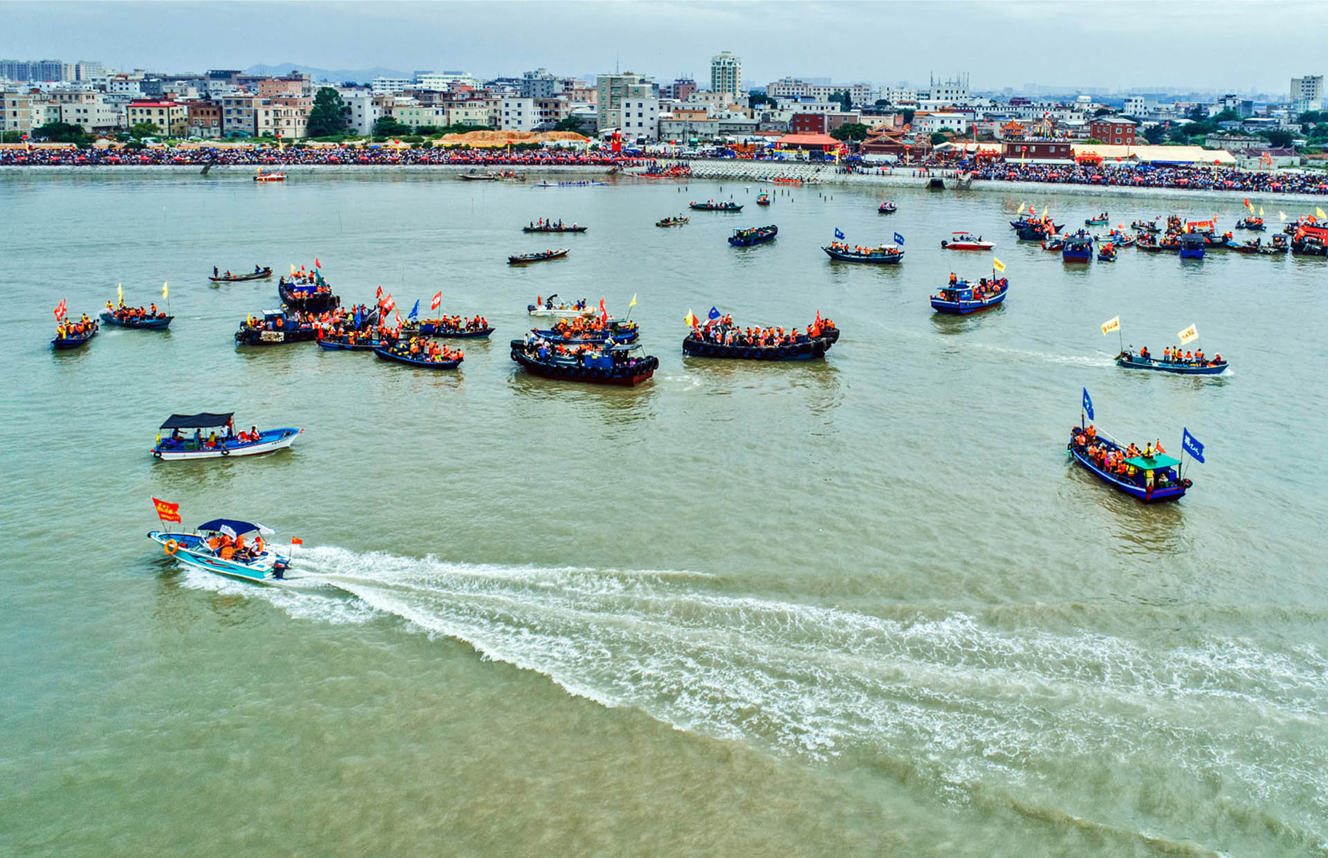 两岸对渡海上泼水节(组图2)摄于2019,6,7,石狮蚶江镇.jpg