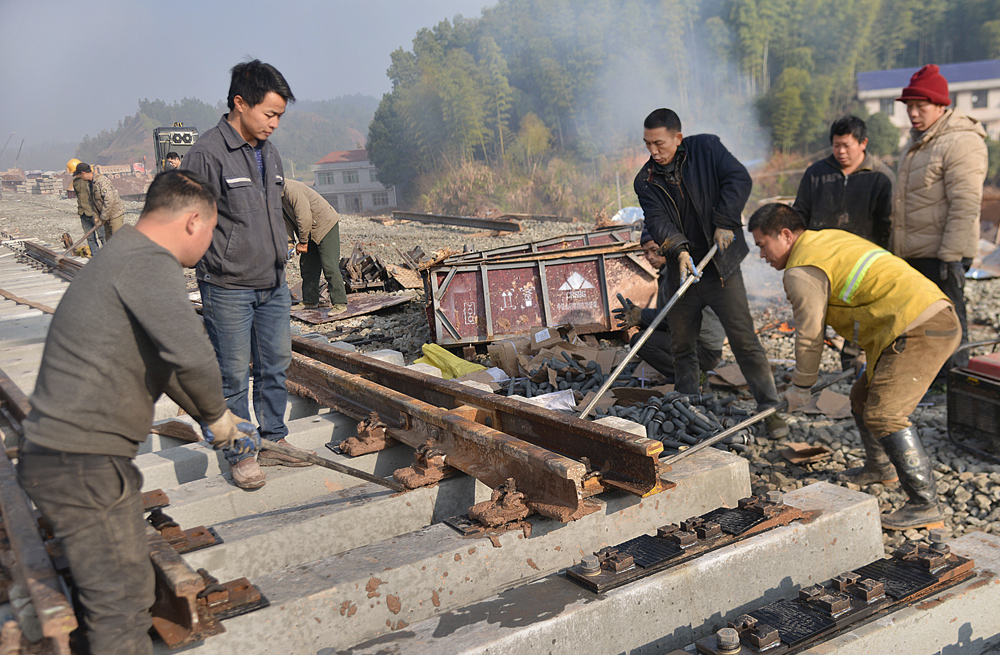 2015年开始修建的蒙华铁路同,北起内蒙古浩勒报吉站,终点到达江西省