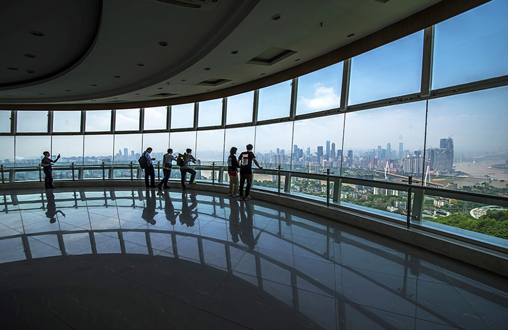 南山一颗树为重庆网红地,在室内观景台眺望又是另一种风景. .