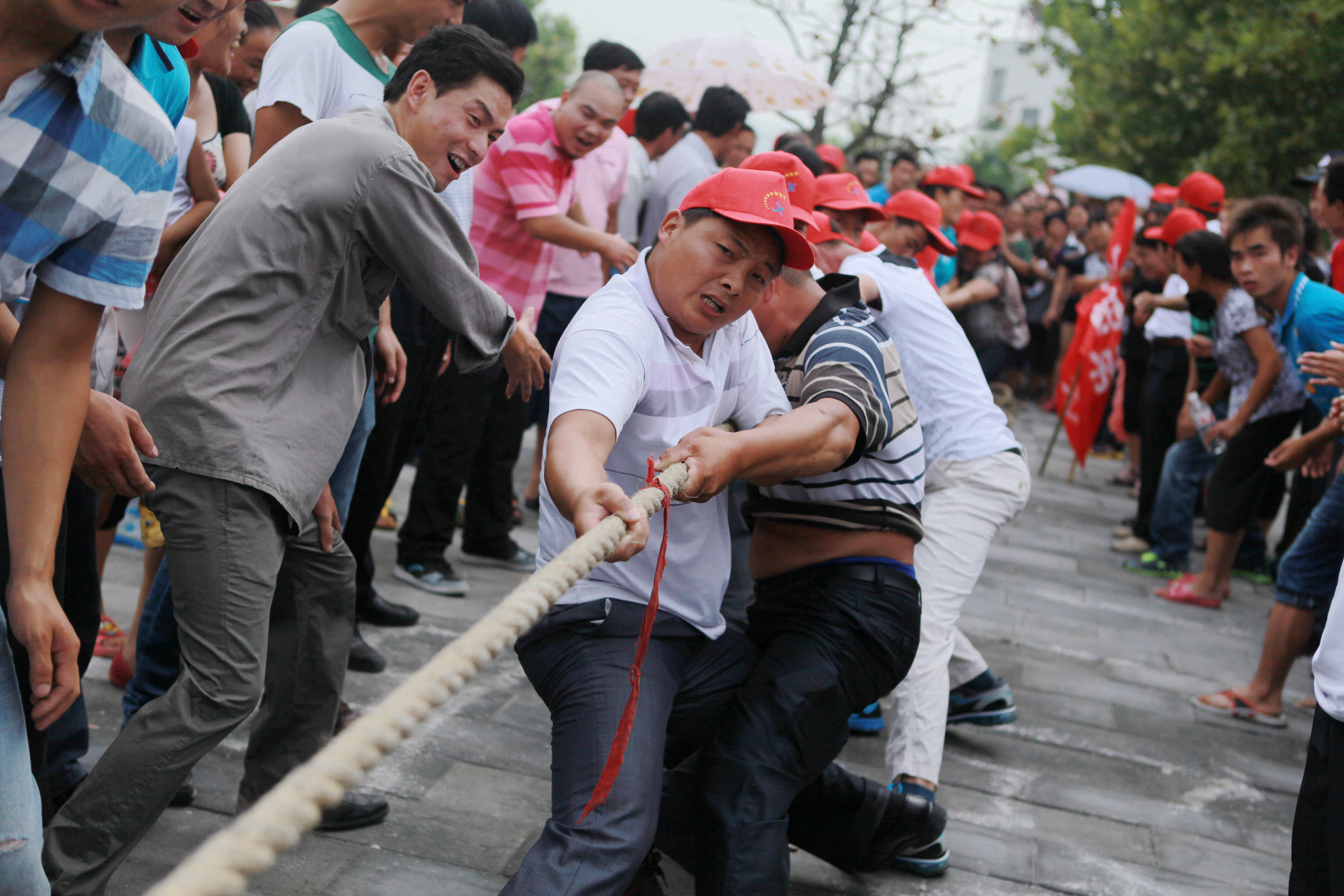 (3)2012年8月17日,湖北省十堰市竹山县麻家渡镇农民在进行拔河比赛.