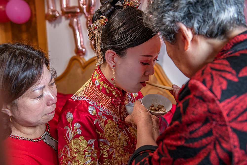 民间有新娘子在娘家去婆家之前,要吃几口饭的习俗,并称为上轿饭.