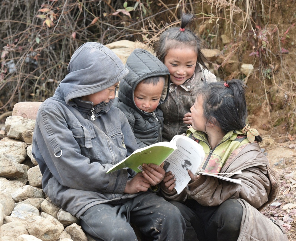 孩子们津津有味地在阅读.2019年1月3日摄于四川省凉山彝族自治州.