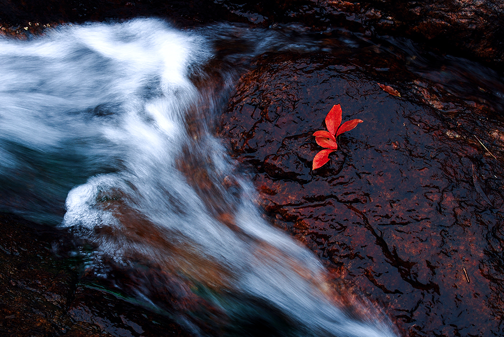 悠悠秋水暴瀑峡