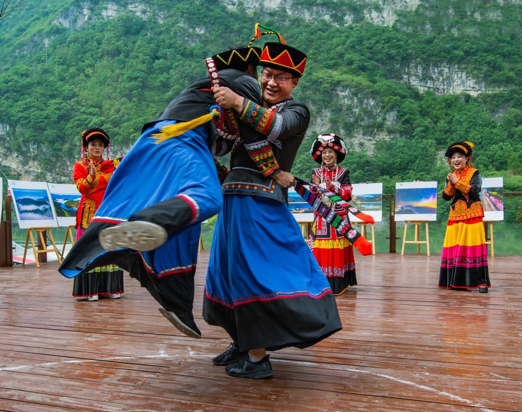 摔跤:彝人的快乐舞步