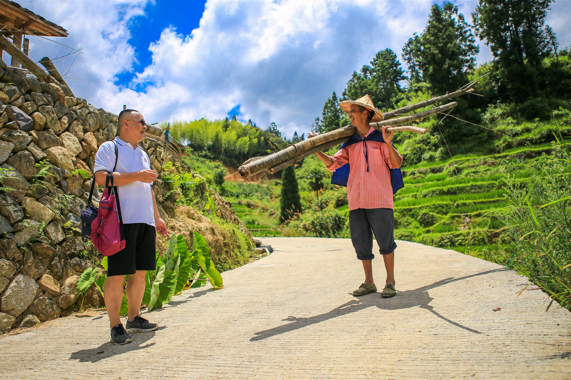 驻村干部与贫困户亲切交谈