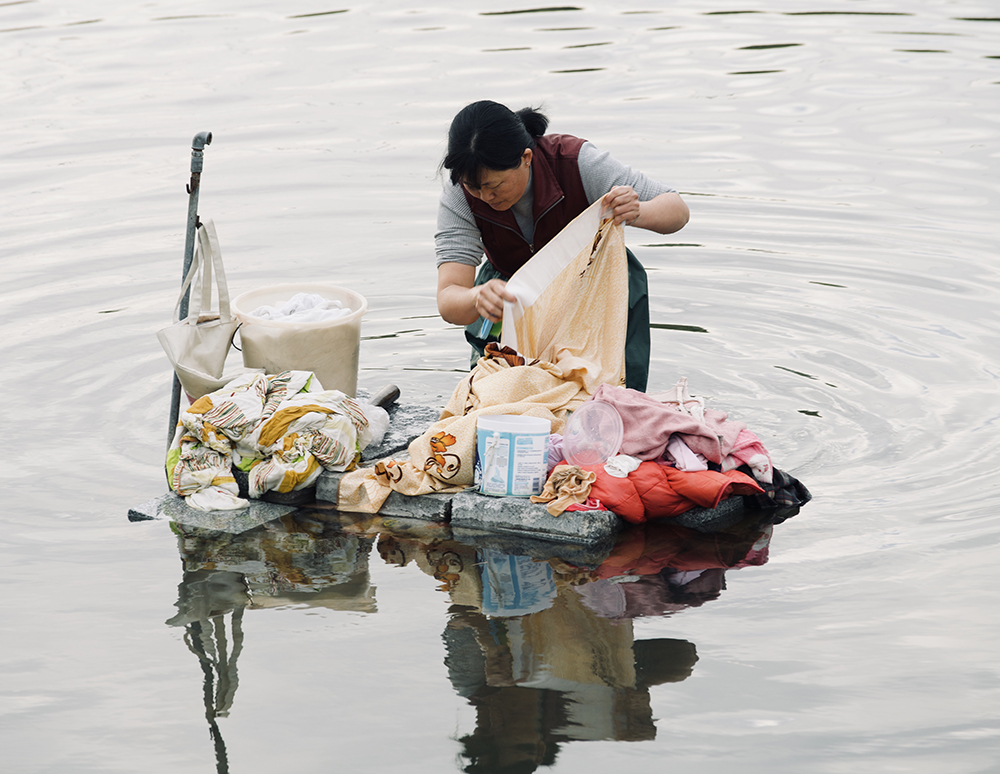 《小河村姑洗衣欢》组图