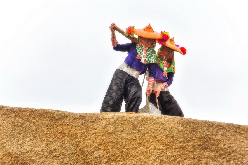 抬石头的惠安女