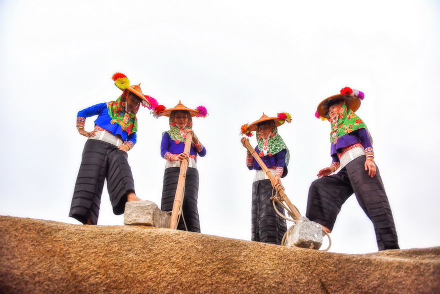 抬石头的惠安女