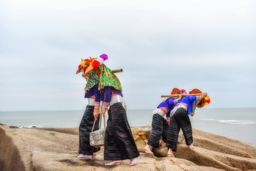 抬石头的惠安女