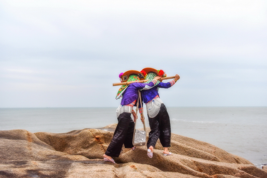 抬石头的惠安女