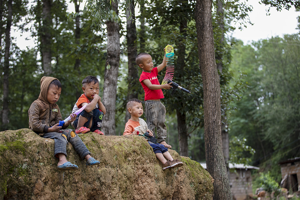 土墙上玩耍的孩子-《大众摄影》俱乐部团体会员——绵阳丽康俱乐部(1