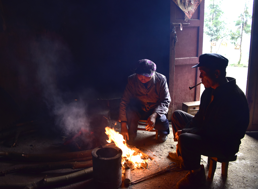 贵州省盘州市双凤镇小坪地村贫困户冬天生火取暖等生活场景.