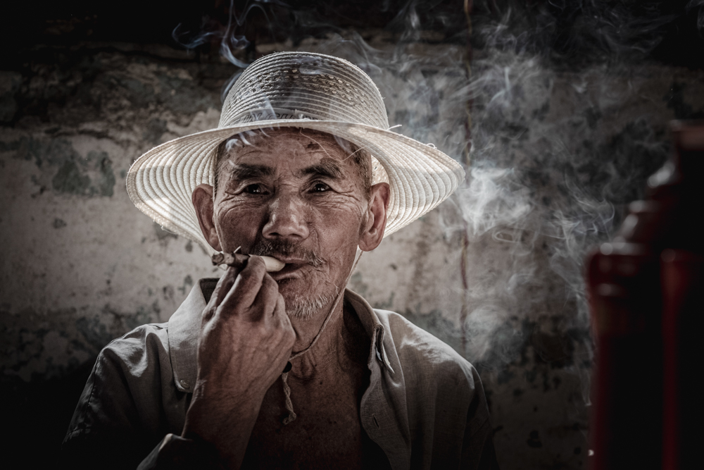 摄于四川西昌地区的老茶馆,老人闲适地抽着自卷的土烟,享受着幸福的