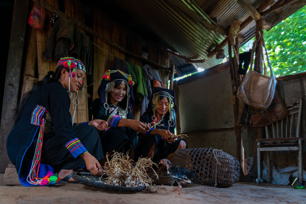 劳作中的阿卡族妇女