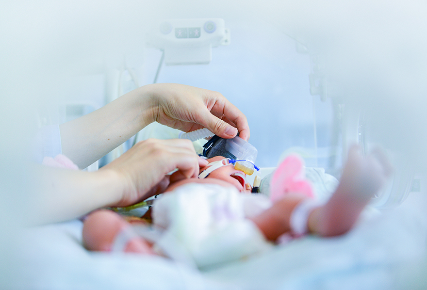 守护,摄于浙江省淳安县第一人民医院新生儿监护病房,2019.