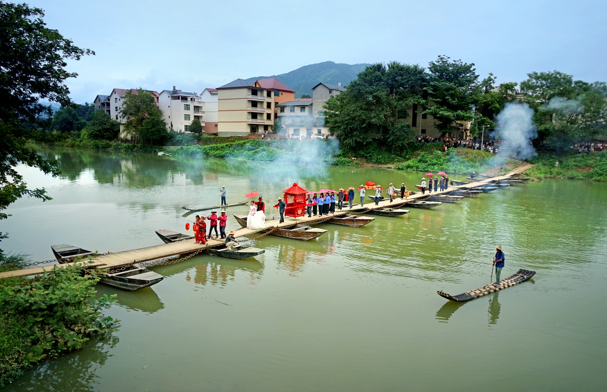 浮桥喜事——欧淑贞 摄 2018年6月摄于福建浦城.jpg