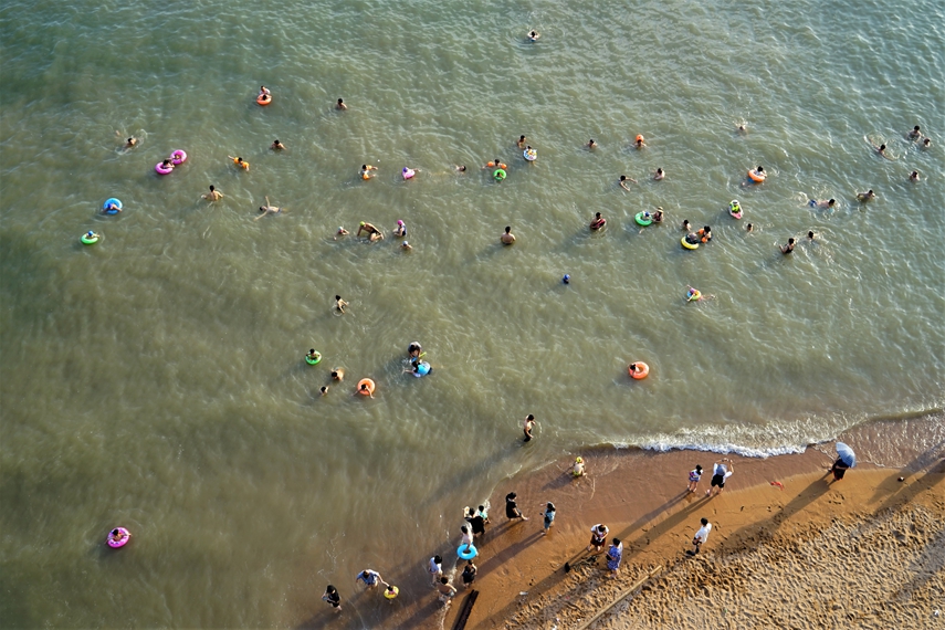 7 福建霞浦海边 夏日海边人们或游泳或观光很是惬意.jpg