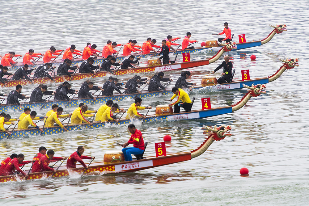 摄于重庆市合川区涪安支路国际龙舟赛现场,图为队员们勇往直前,力争上