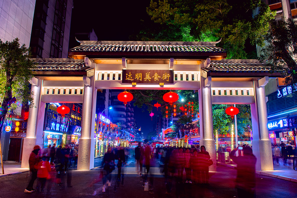 《达明美食街》-"我遇见最美的光"——第四届全国医务人员摄影大展 城