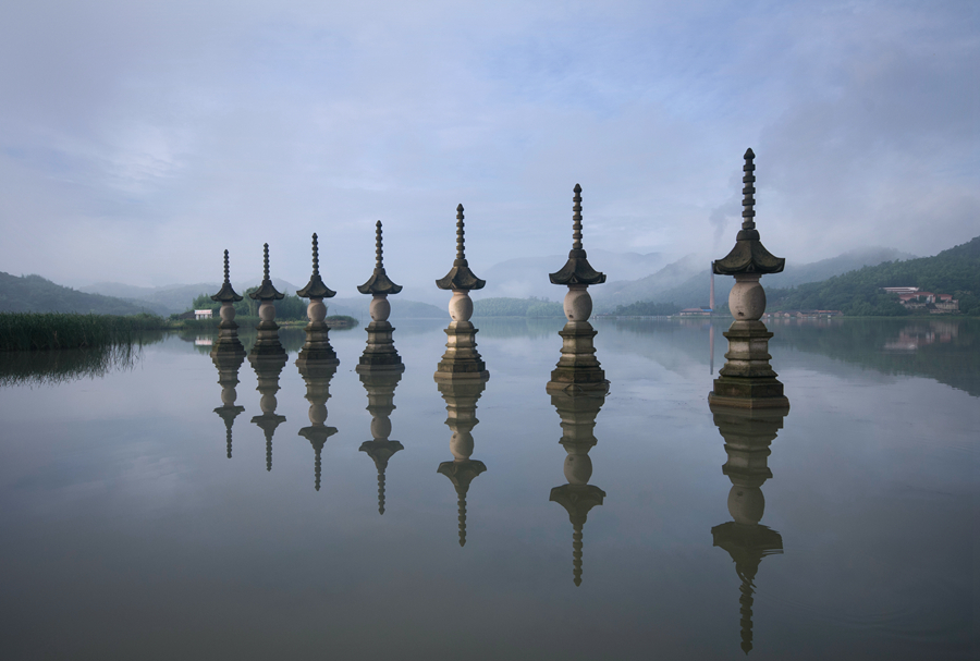 在浙江慈溪鸣鹤古镇白洋湖上,这静静的湖面就像一面镜子把7塔倒映在