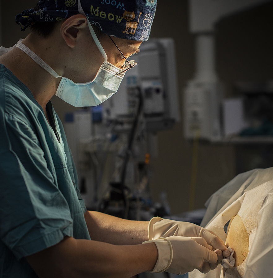 2019年摄于宁波第一医院,麻醉师专注精准的为病人穿刺