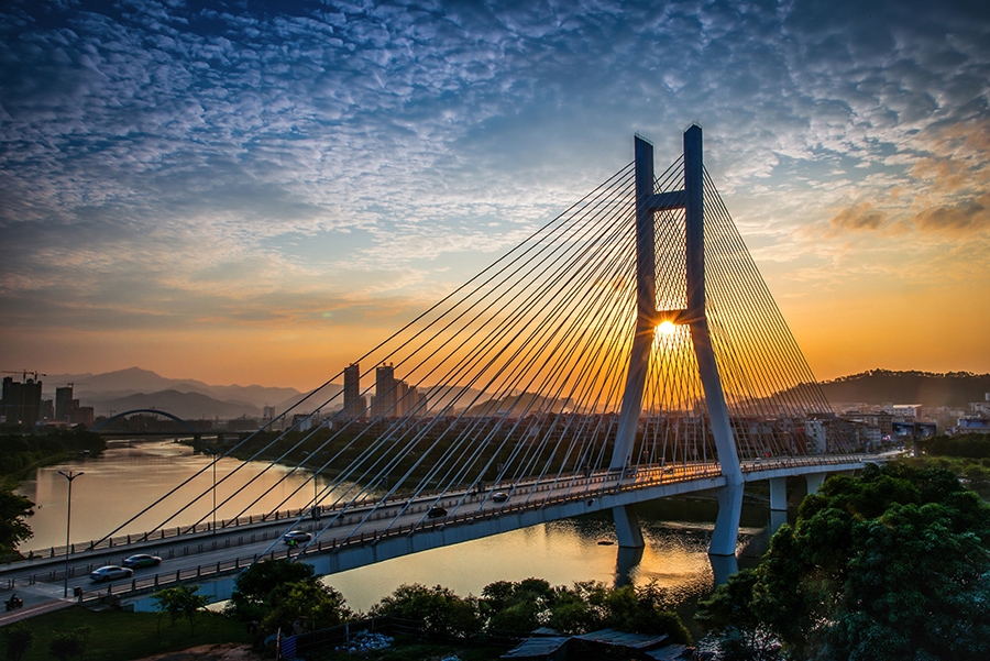 《 霞光映辉东合桥 》 广西百色市东合桥,霞光之下,格外美丽.