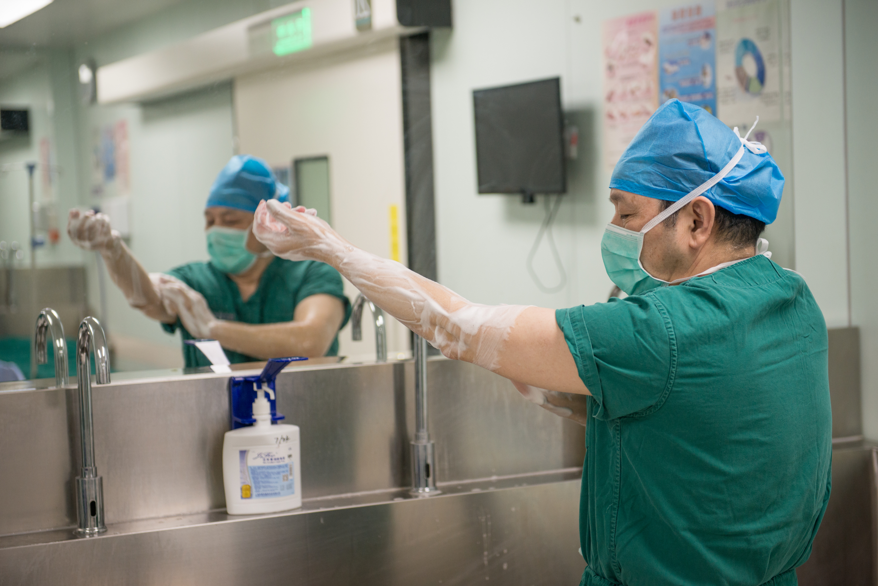 杨惠林教授在为下一台手术进行术前洗手消毒等准备工作