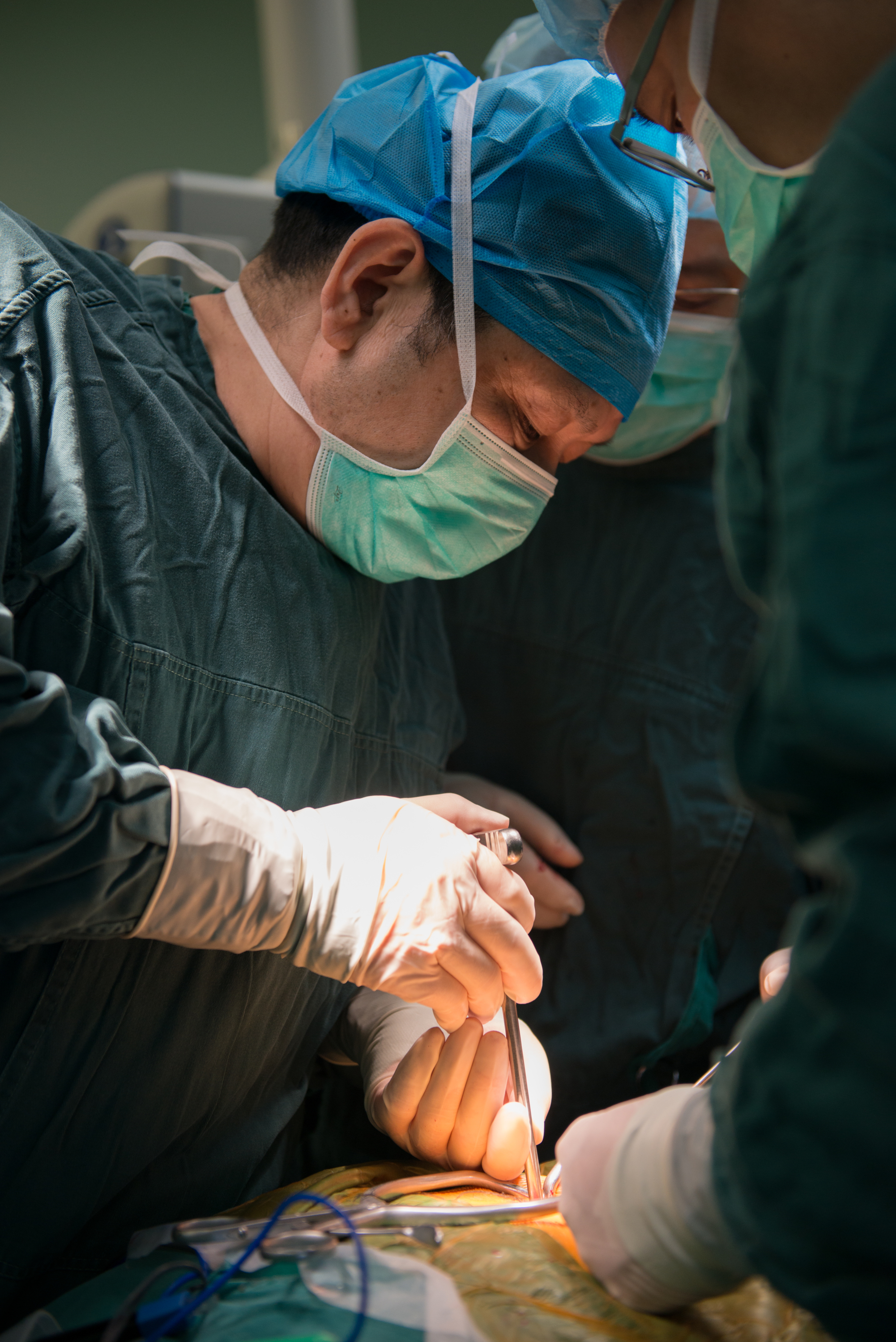 无影灯下,杨惠林教授聚精会神的为患者进行手术