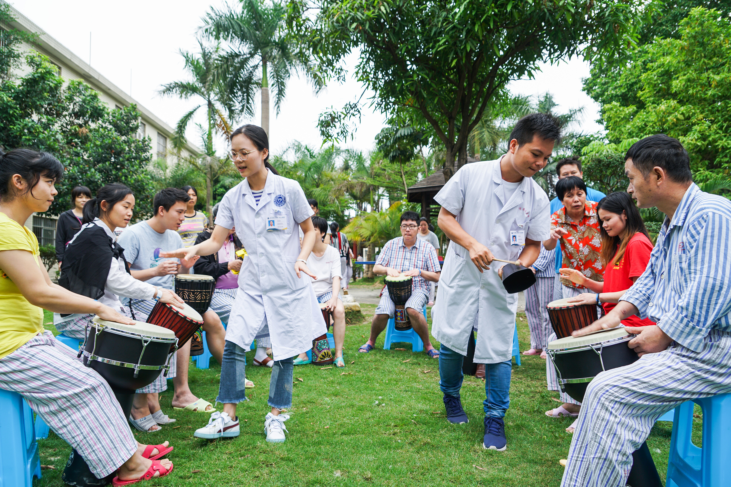 市五医院康复医学科医生给病区里适合的患者提供3次左右的音乐治疗,图