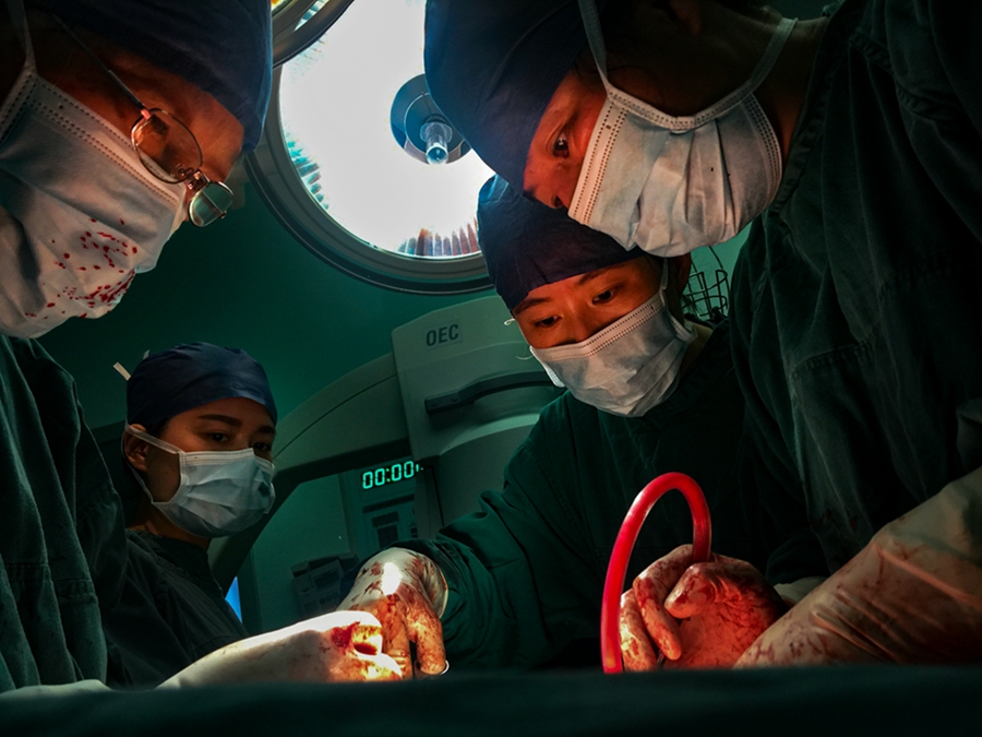 生死时刻-"我遇见最美的光"——第四届全国医务人员摄影大展 医务之光