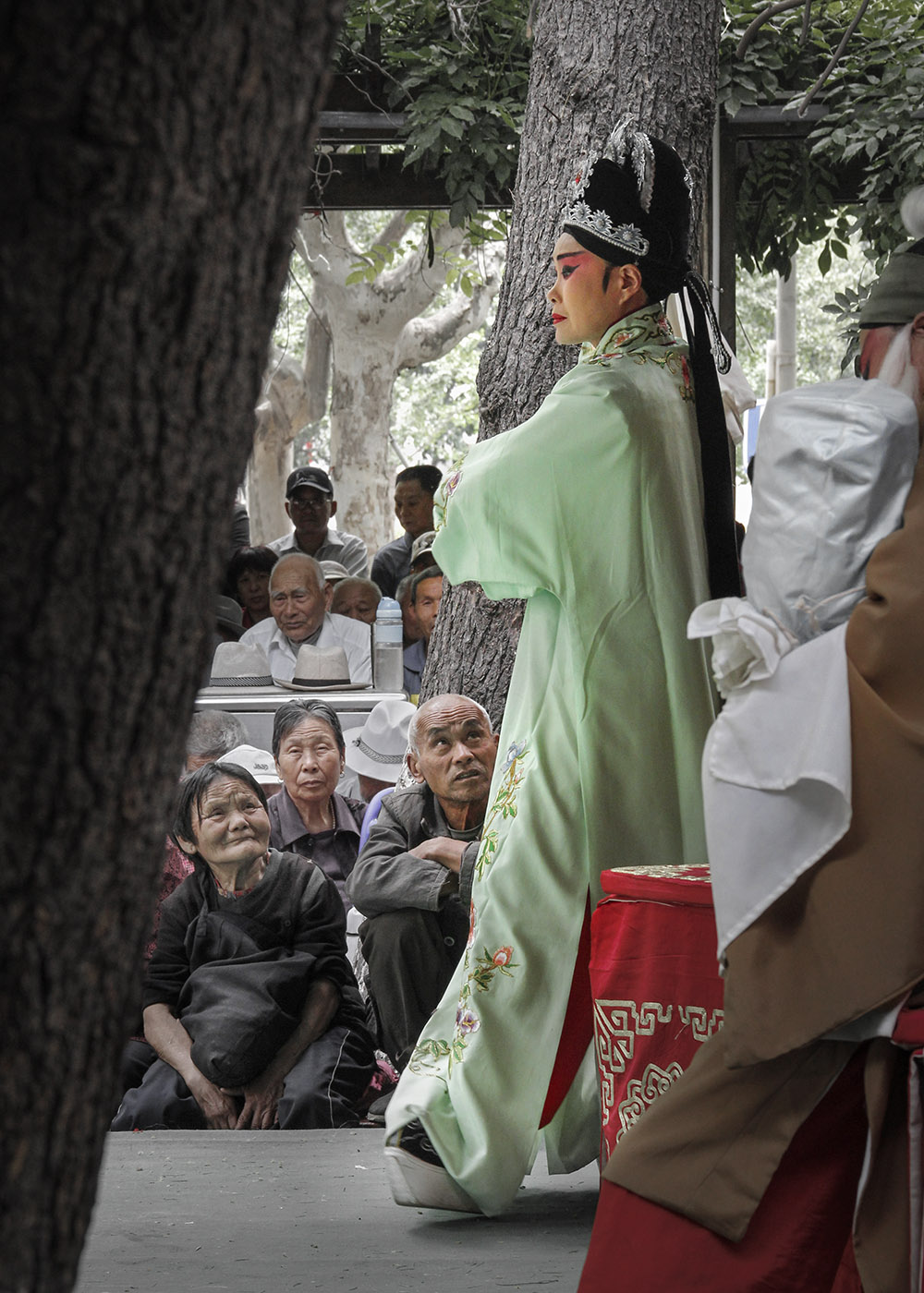 5.14汶上梆子剧团在济宁人民公园义演现场.