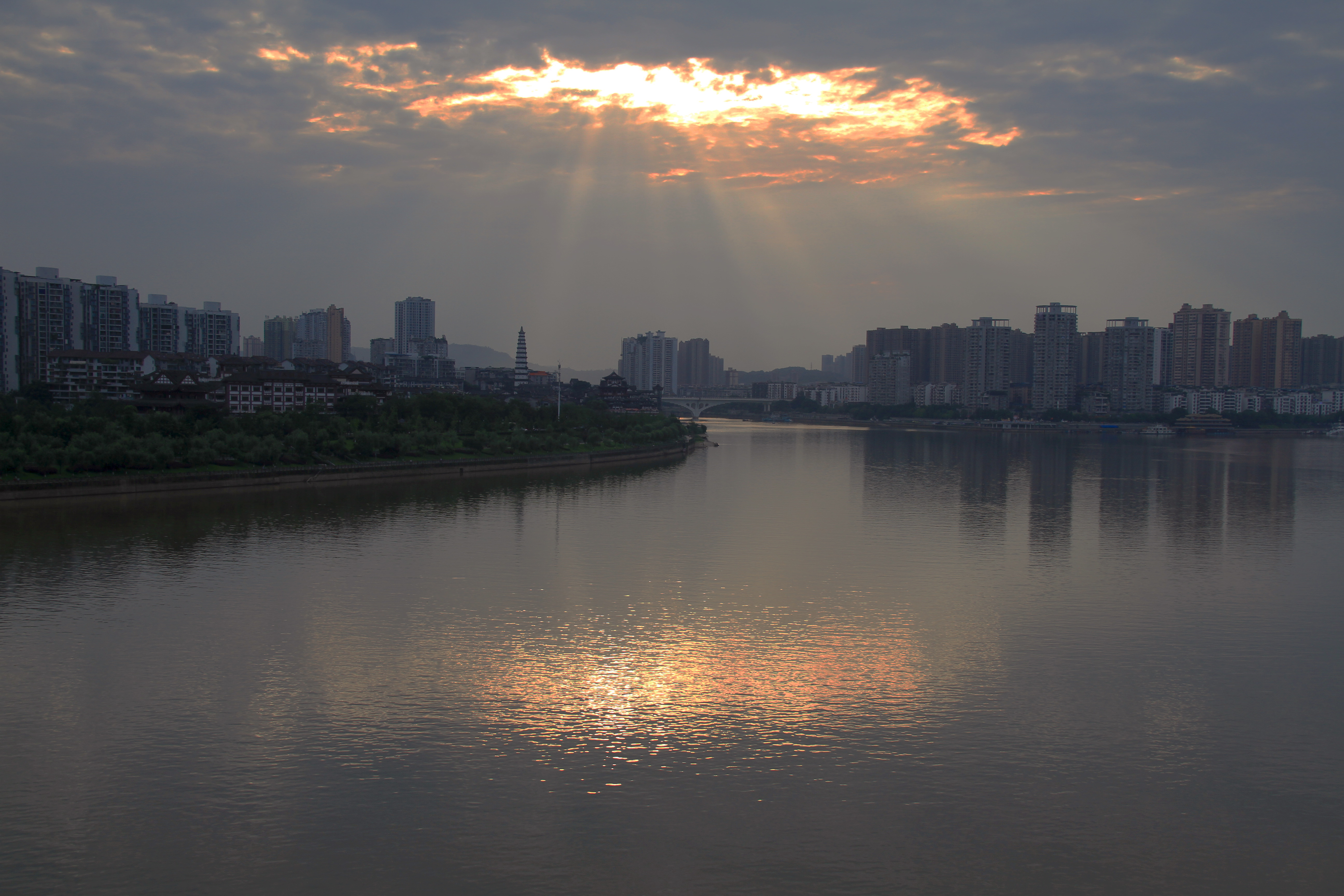 img_5130,《夕阳醉晚霞》,摄影:熊政,地点:南坪大桥,时间:2019年7月2