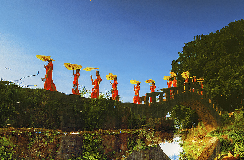 双龙湖上丽人行