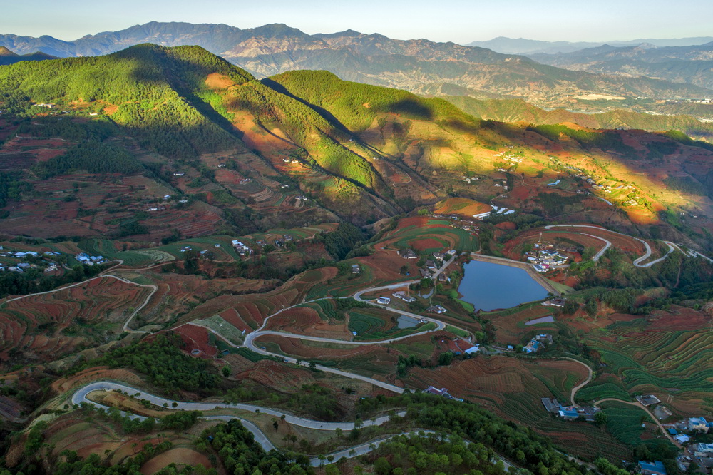 《傈僳族新山梯田》2019年6月21日拍摄于四川省攀枝花市米易县龙肘山