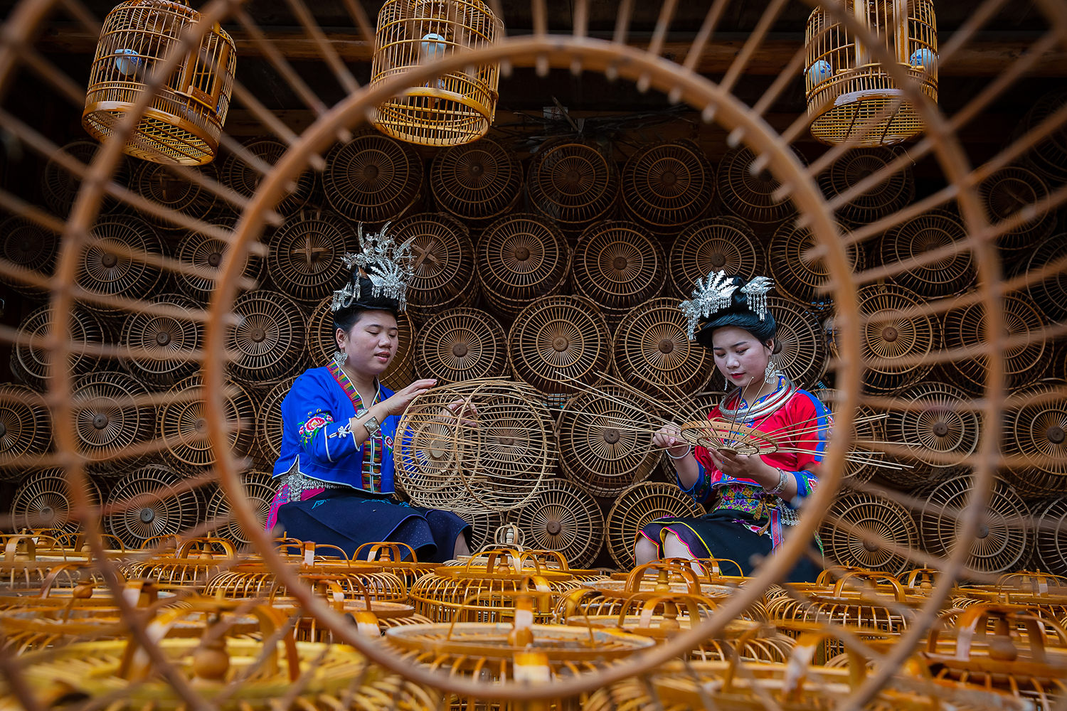 卡拉鸟笼 是贵州省丹寨县卡拉村制作而得名 ,卡拉村是少数民族苗族