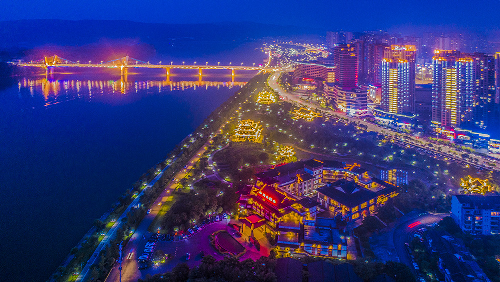 《夜幕下的嘉陵江南屏大桥》