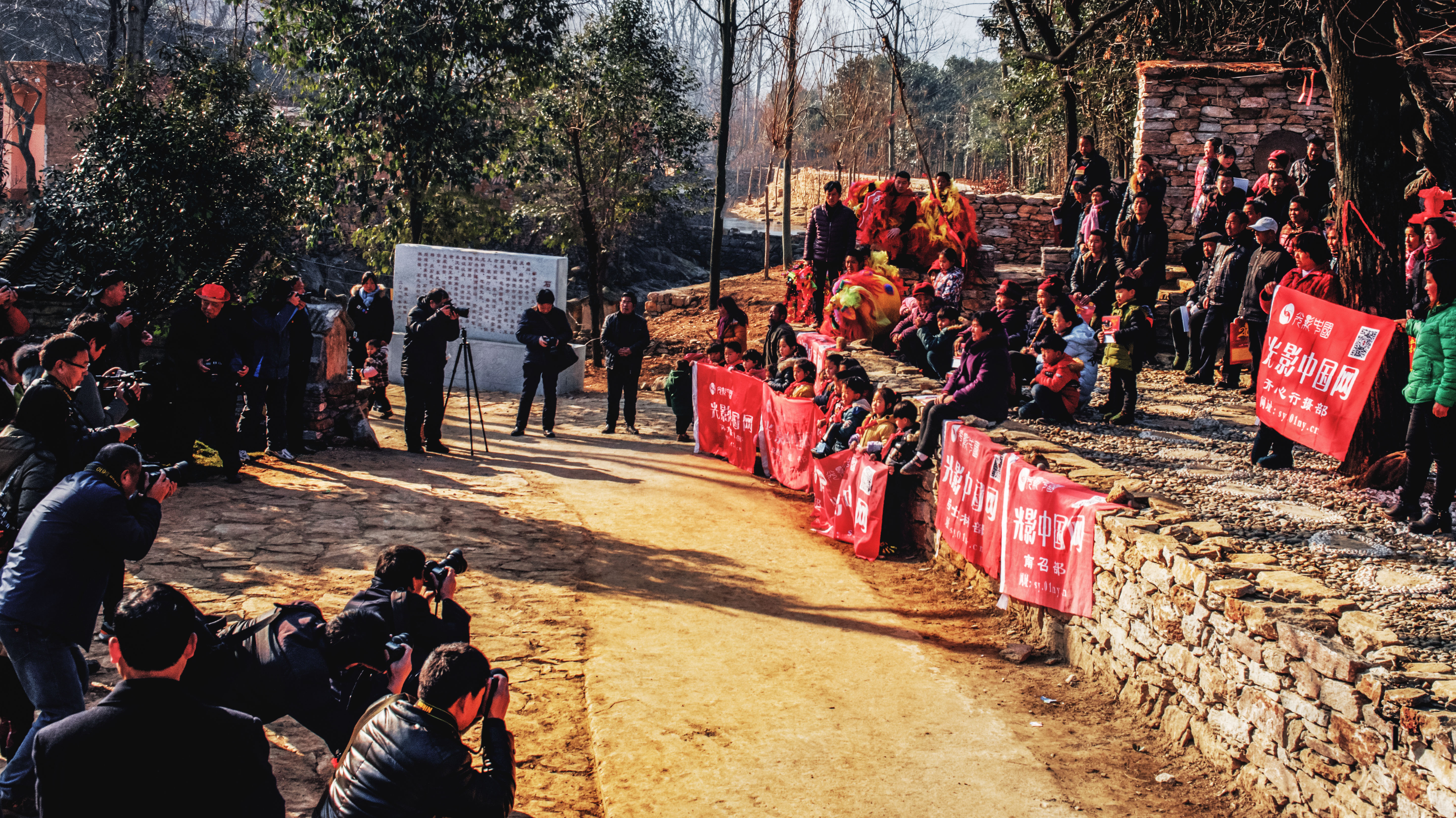 2017-1-24《光影中国网》走基层为群众送温暖采风团到云阳石头村,为