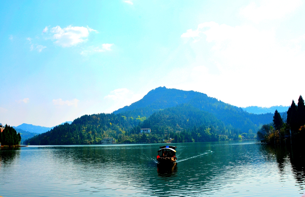 《好山好水望龙湖》