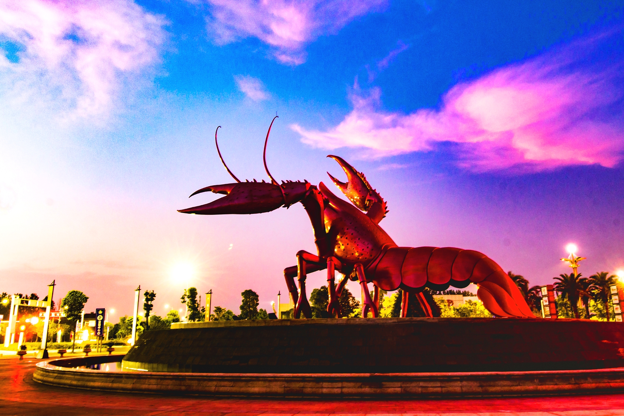 这龙虾雕塑坐落于潜江龙虾城.是潜江重要景点之一. 相会于七夕