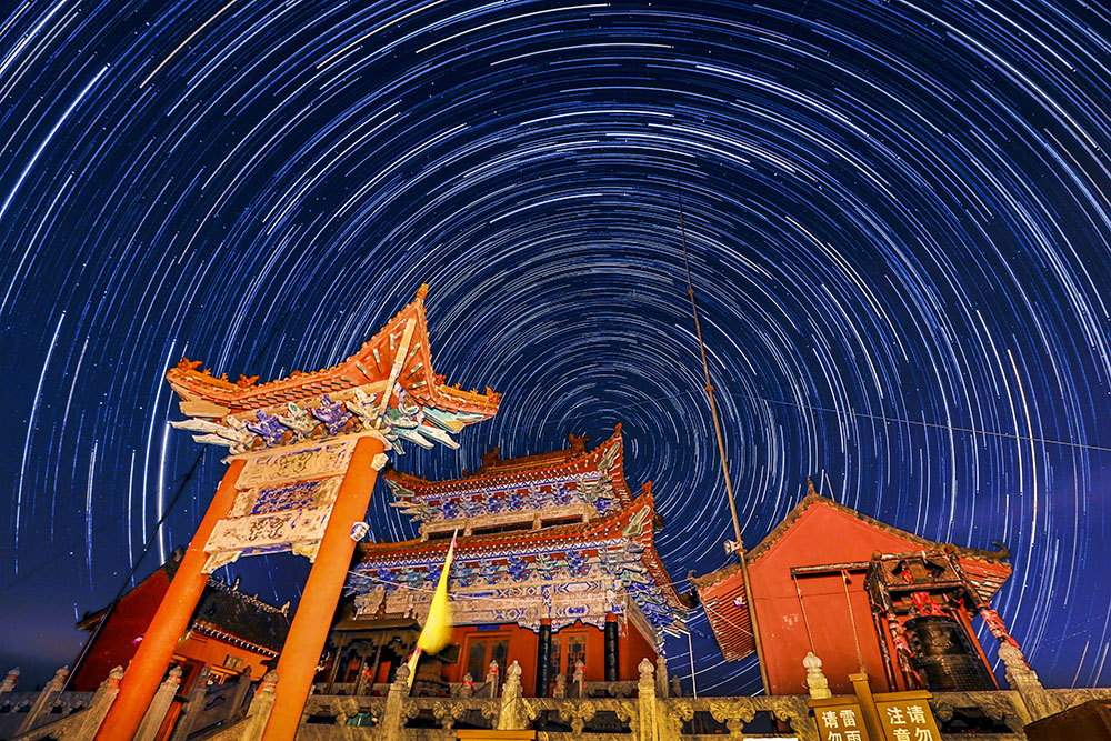 拍摄于五朵山金顶