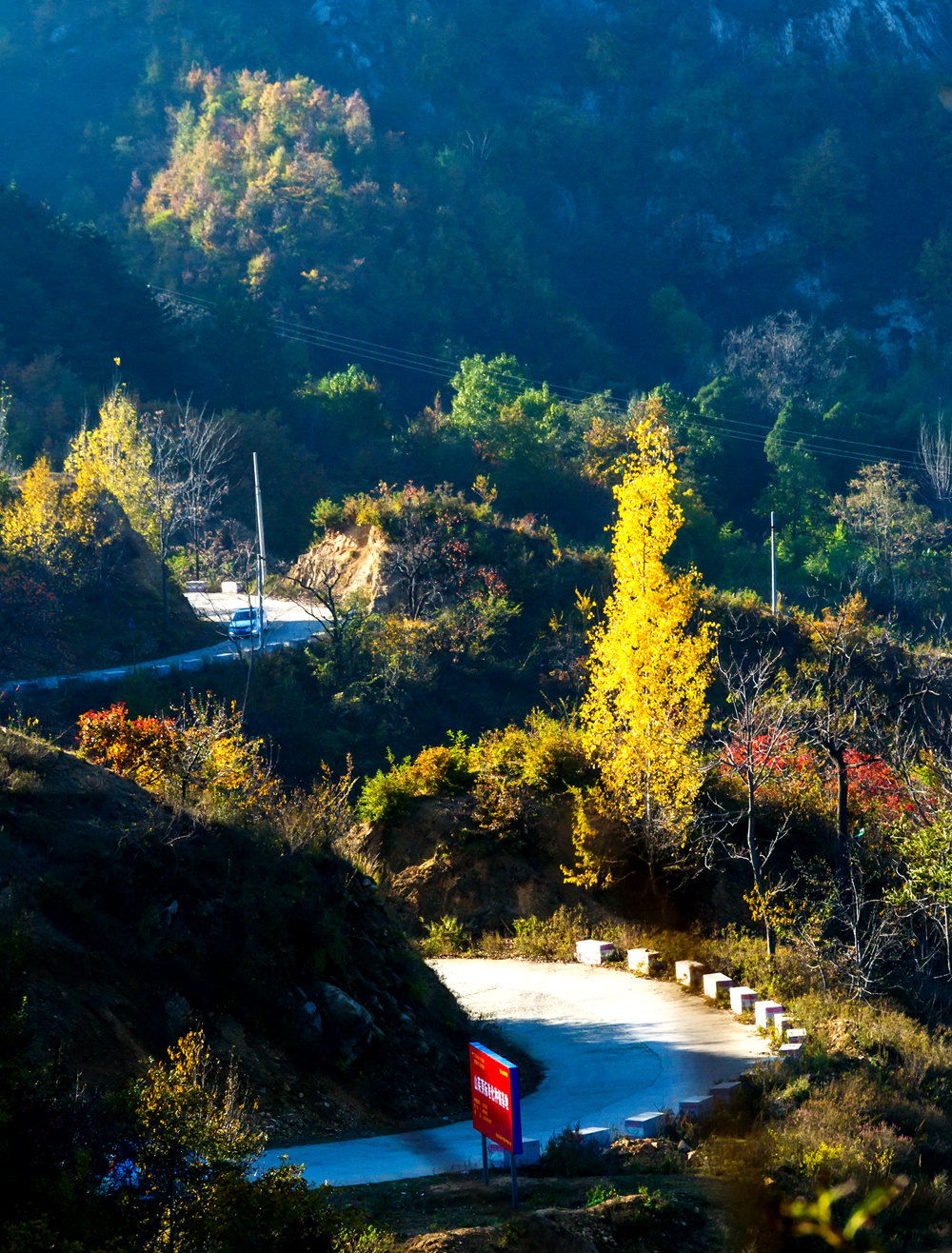 《环抱》2016年11月拍摄于南召县 马市坪乡盘山路