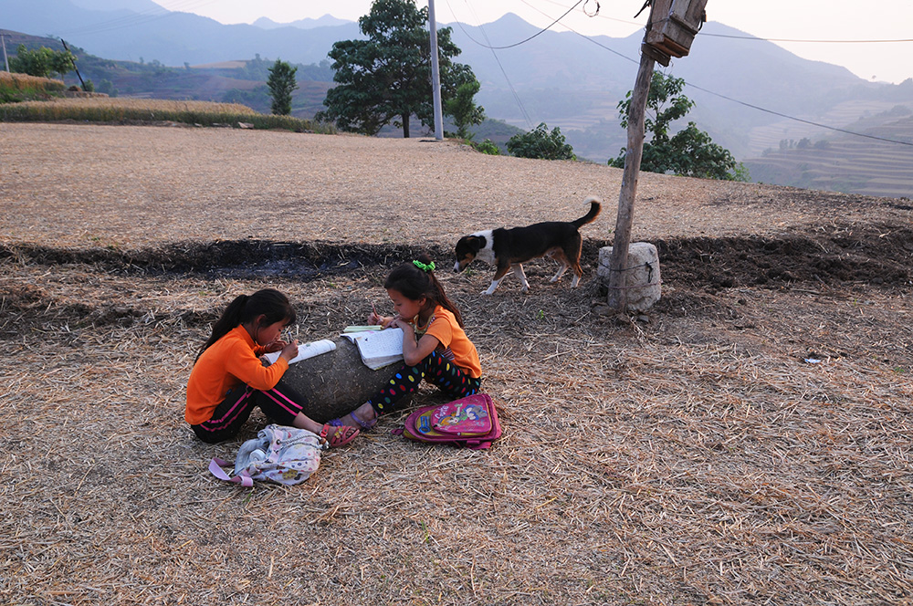 山里留守的小学生们